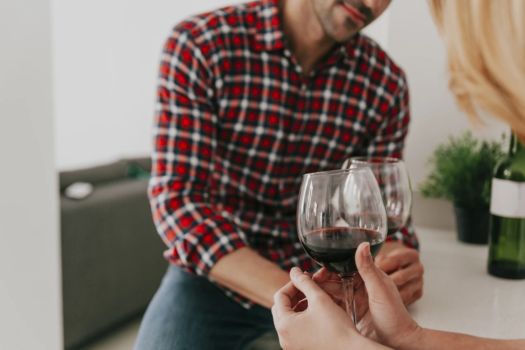 Errores comunes al servir vino y cómo evitarlos